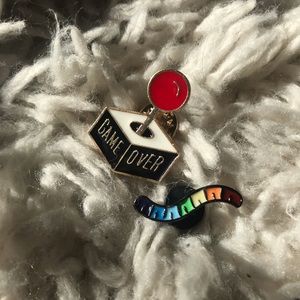 2pcs game themed brooches